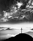Wolkenstimmung über dem Gipfel des Feldalphorn, Feldalphorn, Kitzbüheler Alpen, Tirol, Österreich