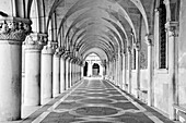 Säulengang am Dogenpalast, Venedig, Venetien, Italien