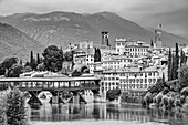 Bassano del Grappa mit der Holzbrücke Ponte degli Alpini über der Brenta, Bassano del Grappa, Venetien, Italien