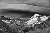 Gewitterwolke über dem Großen Möseler, von der Alpeiner Scharte, Zillertaler Alpen, Naturpark Zillertaler Alpen, Tirol, Österreich