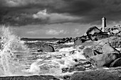 Meeresbrandung schlägt an Granitfelsen mit Leuchtturm Phare de Men Ruz im Hintergrund, Cote de Granit Rose, Rosa Granitküste, Ploumanac'h, Ploumanach, Bretagne, Frankreich 