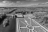 Schloss Château de Chenonceau über dem Fluss Cher mit Gartenanlage, Chenonceau, UNESCO Welterbe Tal der Loire, Centre-Val de Loire, Loiretal, Frankreich