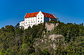 Schloss Rosenburg hoch über Riedenburg, Niederbayern, Bayern, Deutschland  