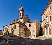 Platz mit Kirche, Brunnen und Skulptur in San Quirico d'Orcia, Toskana, Italien, Europa