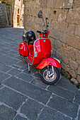 Vespa Motorroller in Monticchiello, Pienza, Provinz Siena, Toskana, Italien