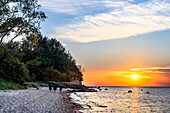 Gollwitz am Strand bei Sonnenuntergang, Insel Poel, Ostseeküste, Mecklenburg Vorpommern, Deutschland