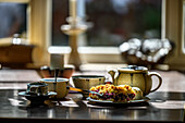 Gedeckter Tisch im Cafe 'Teeschale', Prerow, Graal Müritz, Ostseeküste, Mecklenburg-Vorpommern, Deutschland