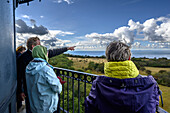 Touristen auf dem Leuchtturm, Insel Greifswalder Oie, Ostseeküste, Mecklenburg-Vorpommern, Deutschland