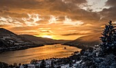 Winterliche Stimmung im Rheintal bei Sonnenaufgang, gesehen vom Aussichtspunkt Victor-Hugo Fenster in Bacharach, Oberes Mittelrheintal, Rheinland-Pfalz, Deutschland
