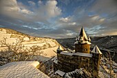  Wintry mood in Bacharach, Stahleck Castle, the vineyards and the Rhine Valley in the morning light, Upper Middle Rhine Valley, Rhineland-Palatinate, Germany 