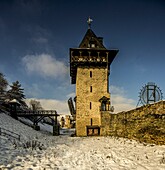 Winterliche Stimmung in Oberwesel, Stadtmauer mit Kuhhirtenturm und dem Michelfeldturm im Hintergrund, Oberes Mittelrheintal, Rheinland-Pfalz, Deutschland
