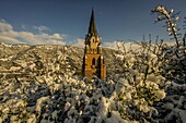 Winterliche Stimmung in Oberwesel: Liebfrauenkirche, gesehen vom Bergpfad Elfenlay, Oberes Mittelrheintal, Rheinland-Pfalz, Deutschland