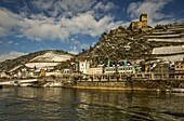  The old town of Kaub, vineyards and Gutenfels Castle in winter, Upper Middle Rhine Valley, Rhineland-Palatinate, Germany 