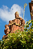 Die Statue des St. Martin vor der Kirche St. Martin, Weinstraße, Rheinland-Pfalz, Deutschland