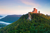 Die Reichsburg Trifels bei Sonnenaufgang im Pfälzerwald, Annweiler, Rheinland-Pfalz, Deutschland