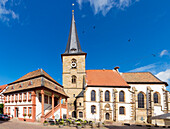 Das Zentrum der historischen Altstadt mit Rathaus und Kirche in Freinsheim, Landkreis Bad Dürkheim, Rheinland-Pfalz, Deutschland