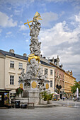 UNESCO Welterbe "Die bedeutenden Kurstädte Europas", Dreifaltigkeits- oder Pestsäule (des Bildhauers Giovanni Stanetti) auf dem Hauptplatz von Baden bei Wien, Niederösterreich, Österreich, Europa