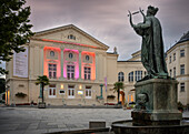 UNESCO Welterbe "Die bedeutenden Kurstädte Europas", Erato im Brunnen vor bunt beleuchtetem Stadt-Theater, Baden bei Wien, Niederösterreich, Österreich, Europa