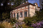 UNESCO Welterbe "Die bedeutenden Kurstädte Europas", Klassizistisches Haus am Eingang zum Doblhoffpark (Rosarium), Baden bei Wien, Niederösterreich, Österreich, Europa