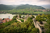 Blick über Burgruine Dürnstein hin zum Stift, UNESCO Welterbe "Kulturlandschaft Wachau", Dürnstein, Niederösterreich, Österreich, Europa