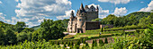 Burg Bürresheim inmitten einer üppigen Gartenanlage, Eifel, Rheinland-Pfalz, Deutschland