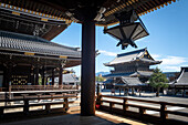  The view of the Higashi-Honganji Temple complex during the day, in the background the Founder&#39;s Hall Gate (Goei-do Mon), Kyoto, Japan, Asia 