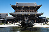 Der Blick auf den Lotusbrunnen vor dem Founder's Hall Gate (Goei-do Mon) des Higashi-Honganji Tempel, Kyoto, Japan, Asien