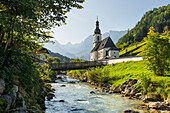 Kirche in Ramsau bei Berchtesgaden, Ramsauer Ache, Berchtesgadener Land, Bayern, Deutschland