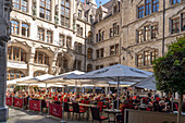 Biergarten des Ratskeller im historischen Innenhof Prunkhof des Neuen Rathaus in München, Bayern, Deutschland, Europa  
