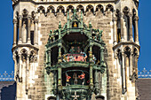 Das Glockenspiel am neuen Rathaus in München, Bayern, Deutschland