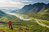 Ein Wanderer, Bergmassiv Bielloriehppe, Rapaälven, Rapadalen, Sarek Nationalpark, Lappland, Schweden, Europa