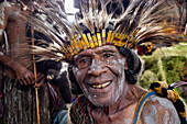 Ureinwohner im Bergdorf Kiowe, Mann, Eastern Highlands, Papua Neuguinea