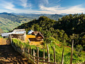 Dorf Kiowe im Bergregenwald, Eastern Highlands, Papua Neuguinea