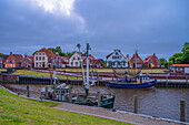 Fischerhafen von Greetsiel am Abend, Krummhörn, Ostfriesland, Niedersachsen, Deutschland