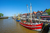 Fischerhafen mit Krabbenkuttern, Neuharlingersiel, Ostfriesland, Niedersachsen, Deutschland