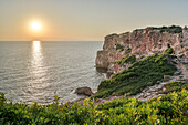 Klippen bei Es Canutells mit Ausgrabungsstätte "Es Castellàs des Caparrot de Forma", Menorca, Balearen, Spanien, Europa