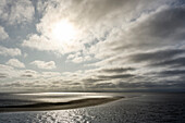 Sandbank im Gegenlicht bei Norderney, Ostfriesische Inseln, Niedersachsen, Deutschland, Europa