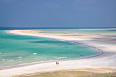 Zwei Frauen schlendern am Strand Qalansiyah Beach entlang, Qalansiyah, Insel Sokotra, Jemen, Golf von Aden, Ostafrika