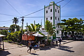 Einheimische mit Straßenverkauf vor Moschee in der Innenstadt, Mahajanga, Boeny, Madagaskar, Indischer Ozean