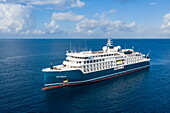 Luftaufnahme des Expeditionskreuzfahrtschiffes SH Diana (Swan Hellenic) im Indischen Ozean, Cosmoledo-Atoll, Äußere Seychellen, Seychellen, Indischer Ozean