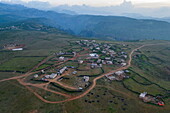 Luftaufnahme, Dorf auf dem Diksam-Plateau mit dem Wadi Dirhur Canyon, Gallaba, Insel Sokotra, Jemen, Naher Osten