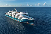 Luftaufnahme des Expeditionskreuzfahrtschiffes SH Diana (Swan Hellenic) im Indischen Ozean, Bijoutier Island, Alphonse Group, Äußere Seychellen, Seychellen, Indischer Ozean