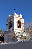 Chile; Nordchile; Region Antofagasta; an der Grenze zu Bolivien; San Pedro de Atacama; Kirchturm der Kirche San Pedro im Zentrum des Orts