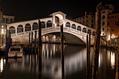 Rialtobrücke über den Canal Grande bei Nacht, Venedig, Italien