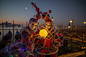 Karneval in Venedig: Prachtvolle Harlekinsmasken vor dem Canal Grande in der Nacht, Venedig, Italien