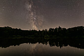 Sternenhimmel in der Nacht über Wald am See, Kitzingen, Unterfranken, Franken, Bayern, Deutschland, Europa
