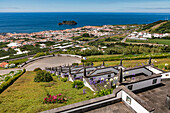 Blick vom Aussichtspunkt bei der Ermida de Nossa Senhora da Paz auf Vila Franca do Campo und den Atlantik vor São Miguel, Azoren, Portugal