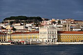 Blick vom Fluß Tejo zum Platz Praca do Comercio, Altstadt, Lissabon, Portugal