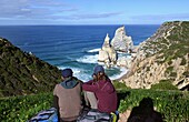 Pärchen an Aussichtspunkt, Blick auf Felsformationen im Meer am Cabo da Roca, Atlantikküste bei Sintra, Region Lissabon, Portugal