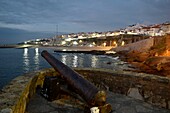 Alte Kanone an der Uferpromenade mit Blick auf den Ort, Ericeira, Atlantikküste, Region Lissabon, Portugal